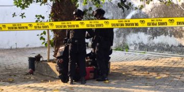 Tim Gegana Brimob Polda Jawa Tengah saat menangani benda diduga granat manggis yang ditemukan di kawasan Keraton Solo, Selasa (20/10/2026). Foto: Ist.