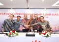 (Kiri ke kanan) Direktur Keuangan & Manajemen Risiko Telkom Arthur Angelo Syailendra, Direktur Network Telkom Budi Satria Dharma Purba, Direktur Utama Telkom  Nanang Hendarno, Direktur Legal & Compliance Telkom Andy Kelana, Direktur Strategic Business Development & Portfolio Telkom  Seno Soemadji, dan Direktur Human Capital Management Telkom Willy Saelan usai RUPSLB Telkom, Rabu (30/9/2026). Foto: Ist.
