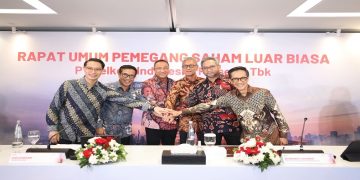 (Kiri ke kanan) Direktur Keuangan & Manajemen Risiko Telkom Arthur Angelo Syailendra, Direktur Network Telkom Budi Satria Dharma Purba, Direktur Utama Telkom  Nanang Hendarno, Direktur Legal & Compliance Telkom Andy Kelana, Direktur Strategic Business Development & Portfolio Telkom  Seno Soemadji, dan Direktur Human Capital Management Telkom Willy Saelan usai RUPSLB Telkom, Rabu (30/9/2026). Foto: Ist.
