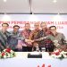 (Kiri ke kanan) Direktur Keuangan & Manajemen Risiko Telkom Arthur Angelo Syailendra, Direktur Network Telkom Budi Satria Dharma Purba, Direktur Utama Telkom  Nanang Hendarno, Direktur Legal & Compliance Telkom Andy Kelana, Direktur Strategic Business Development & Portfolio Telkom  Seno Soemadji, dan Direktur Human Capital Management Telkom Willy Saelan usai RUPSLB Telkom, Rabu (30/9/2026). Foto: Ist.