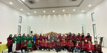 Rektor UMS, Prof. Dr. Harun Joko Prayitno, M.Hum memberikan penguatan kepada mahasiswa yang mengikuti KKN KI di Malaysia, Kamis (1/10/2026). Foto: Ist.