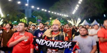 Sosok Gatotkaca memeriahkan nobar Timnas Indonesia melawan Bangladesh di halaman kantor Gubernur Jawa Tengah, Kamis malam (1/10/2026). Foto: Ist.