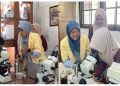 Siswa-siswi Madrasah Aliyah Muhammadiyah Limpung, Batang, melakukan aktivitas praktikum di laboratorium pendidikan biologi UMS. Foto: Ist.