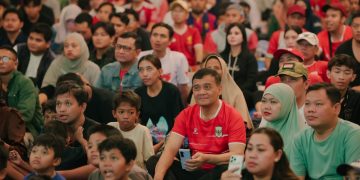 Gubernur Ahmad Luthfi bersama warga nobar Timnas Indonesia di halaman Kantor Gubernur Jawa Tengah. Foto: Ist.