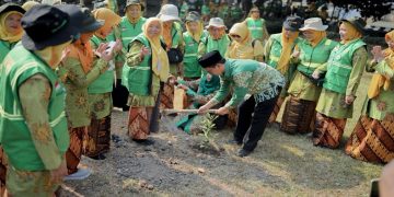 Penanaman pohon massal di lahan Pesma UMS. Foto: Ist.