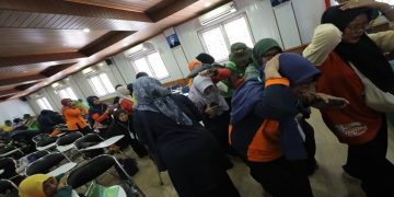 Simulasi mitigasi bencana dalam kegiatan TOT relawan SPAB Aisyiyah Jawa Tengah di Pesma UMS, Sabtu (3/10/2026). Foto: Ist.