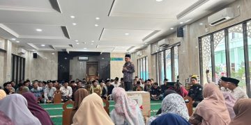 Rektor BIM University Prof. Harun Joko Prayitno M.Hum., berbagi informasi tentang keberadaan BIM University di Masjid KH Ahmad Dahlan, kompleks perguruan tinggi Muhammadiyah, Bali, 4 Oktober 2026. Foto: Ist.