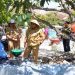 Wakil Gubernur Jawa Tengah Taj Yasin Maimoen menyalurkan bantuan air bersih di Desa Triguno, Selasa, 6 Oktober 2026. Foto: Ist.