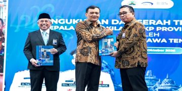 Gubernur Ahmad Luthfi mengukuhkan Ayi Riyanto sebagai Kepala Perwakilan BPKP Jawa Tengah di Gedung Gradhika Bhakti Praja, Semarang, Jumat (9/10/2026). Foto: Ist.