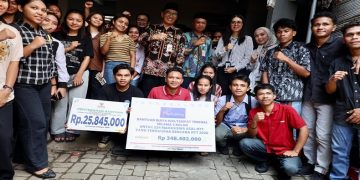 Penyerahan secara simbolis bantuan biaya kos gratis untuk 224 mahasiswa NTT, Kamis, 8 Oktober 2026. Foto: Ist.