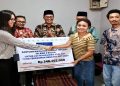 Penyerahan secara simbolis bantuan biaya kos gratis untuk 224 mahasiswa NTT, Kamis, 8 Oktober 2026. Foto: Ist.
