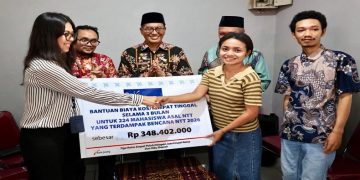 Penyerahan secara simbolis bantuan biaya kos gratis untuk 224 mahasiswa NTT, Kamis, 8 Oktober 2026. Foto: Ist.