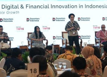 Direktur Enterprise & Business Service Telkom Veranita Yosephine menyampaikan paparan dalam sesi panel “The Future of AI in Indonesia” pada rangkaian Road to DTIIF 2026 di Auditorium Wisma Danantara Indonesia, Jakarta, Kamis (8/10/2026). Foto: Ist.