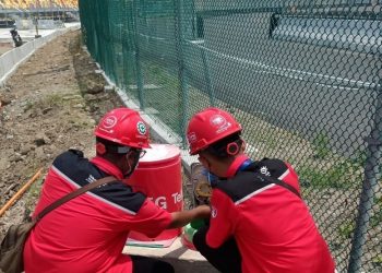Tim InfraNexia melakukan pengecekan dan memastikan kesiapan infrastruktur jaringan di kawasan Sirkuit Mandalika untuk mendukung penyelenggaraan MotoGP Mandalika 2026. Foto: Ist.