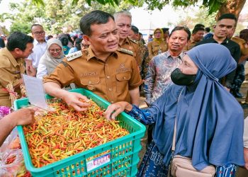 Gubernur Ahmad Luthfi meninjau gerakan pangan murah di Kantor Dinas Pertanian dan Peternakan Jawa Tengah, Senin, 12 Oktober 2026. Foto: Ist.