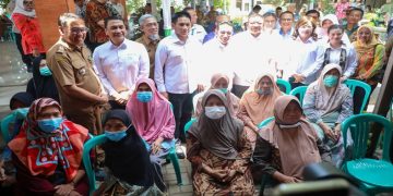 Sekda Jateng Sumarno, Wakil Menteri Kesehatan Benjamin Paulus Octavianus, dan Wakil Menteri Dalam Negeri Akhmad Wiyagus saat meninjau kegiatan ACF TBC di Desa Sukodono, Kecamatan Tahunan, Kabupaten Jepara, Selasa, 13 Oktober 2026. Foto: Ist.