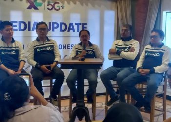 Jajaran pimpinan XLSMART memberikan keterangan pers di acara XL Ultra 5G+ Experience Jogja–Solo yang digelar di Kota Solo, Kamis (15/10/2026). Foto: Indospektrum.com