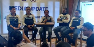 Jajaran pimpinan XLSMART memberikan keterangan pers di acara XL Ultra 5G+ Experience Jogja–Solo yang digelar di Kota Solo, Kamis (15/10/2026). Foto: Indospektrum.com