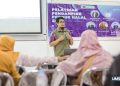 Direktur Pusat Studi Halal UMS, apt. Peni Indrayudha, M.Biotech., Ph.D., saat memberikan pelatihan pendampingan produk halal. Foto: Ist.
