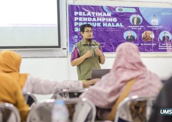 Direktur Pusat Studi Halal UMS, apt. Peni Indrayudha, M.Biotech., Ph.D., saat memberikan pelatihan pendampingan produk halal. Foto: Ist.