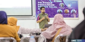 Direktur Pusat Studi Halal UMS, apt. Peni Indrayudha, M.Biotech., Ph.D., saat memberikan pelatihan pendampingan produk halal. Foto: Ist.