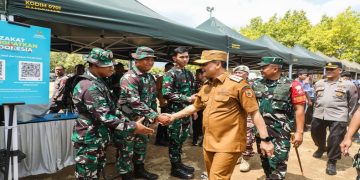 Gubernur Jawa Tengah Ahmad Luthfi membuka kegiatan Bakti TNI AD untuk Rakyat 2026 di Alun-alun Kecamatan Banyumas, Kabupaten Banyumas, Jumat, 16 Oktober 2026. Foto: Ist.