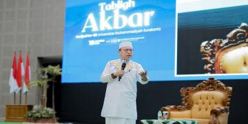 Ustadz Dr. H. Das’ad Latif, M.Si mengisi Tabligh Akbar Hari Jadi ke-68 UMS di Edutorium KH Ahmad Dahlan, Minggu (18/10/2026). Foto: Ist.