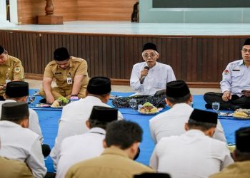 Puluhan ASN di lingkungan Pemerintah Provinsi Jateng mengikuti kegiatan Ngaji Bandongan, Kitab Adabul 'Alim wal Muta'alim, di Wisma Perdamaian, Semarang, Senin, 19 Oktober 2026. Foto: Ist.