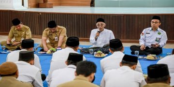 Puluhan ASN di lingkungan Pemerintah Provinsi Jateng mengikuti kegiatan Ngaji Bandongan, Kitab Adabul 'Alim wal Muta'alim, di Wisma Perdamaian, Semarang, Senin, 19 Oktober 2026. Foto: Ist.