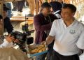 Gubernur Ahmad Luthfi membagikan gorengan saat dialog dengan warga di Timbulsloko Demak. Foto: Ist.