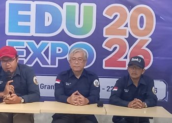 Ketua Roemah Tiga, Prof Endra Joelianto bersama panitia memberikan keterangan pers terkait Edu Expo Roemah Tiga di Neo Solo Grand Mall pada 21-22 Oktober 2026. Foto: Indospektrum.com