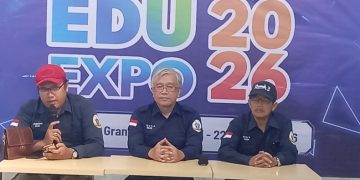 Ketua Roemah Tiga, Prof Endra Joelianto bersama panitia memberikan keterangan pers terkait Edu Expo Roemah Tiga di Neo Solo Grand Mall pada 21-22 Oktober 2026. Foto: Indospektrum.com