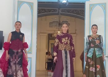 Acara fashion show digelar di Museum Radya Pustaka di kawasan Sriwedari menyambut ajang Solo Batik Fashion (SBF) 2026. Foto: Indospektrum.com