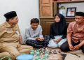 Wakil Gubernur Taj Yasin Maimoen mengunjungi keluarga Muhammad Hasbi Al Aqib, siswa kelas II SDN 1 Kebondalem, Kabupaten Pemalang yang meninggal dunia setelah diduga mengalami  perundungan, Selasa, 20 Oktober 2026. Foto: Ist.