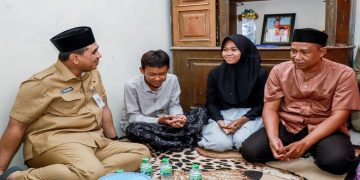 Wakil Gubernur Taj Yasin Maimoen mengunjungi keluarga Muhammad Hasbi Al Aqib, siswa kelas II SDN 1 Kebondalem, Kabupaten Pemalang yang meninggal dunia setelah diduga mengalami  perundungan, Selasa, 20 Oktober 2026. Foto: Ist.