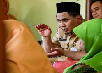 Wakil Gubernur Jawa Tengah Taj Yasin Maimoen mengecek pemutakhiran DTSEN di Kabupaten Pemalang. Foto: Ist.