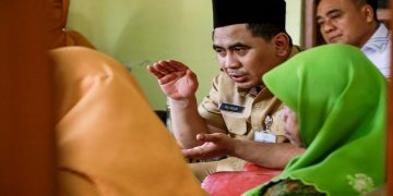 Wakil Gubernur Jawa Tengah Taj Yasin Maimoen mengecek pemutakhiran DTSEN di Kabupaten Pemalang. Foto: Ist.