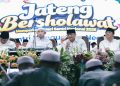 Gubernur Ahmad Luthfi menghadiri acara Jateng Bersholawat dalam rangka peringatan HSN 2026 tingkat Provinsi Jawa Tengah di Kota Tegal, Rabu, 21 Oktober 2026. Foto: Ist.