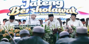 Gubernur Ahmad Luthfi menghadiri acara Jateng Bersholawat dalam rangka peringatan HSN 2026 tingkat Provinsi Jawa Tengah di Kota Tegal, Rabu, 21 Oktober 2026. Foto: Ist.