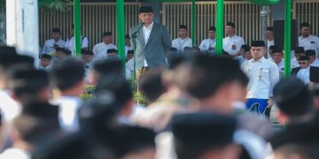 Gubernur Ahmad Luthfi memimpin Upacara Peringatan Hari Santri Nasional (HSN) ke-11 tingkat Provinsi Jawa Tengah, di Jalan Pancasila, Kota Tegal, Kamis 22 Oktober 2026. Foto: Ist.