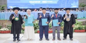 UMS memberikan apresiasi kepada dosen, tenaga kependidikan, dan mahasiswa berprestasi saat upacara Hari Jadi ke-68 di Edutorium KH Ahmad Dahlan, Sabtu (24/10/2026). Foto: Ist.