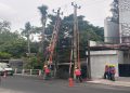 Petugas PLN memperbaiki gardu trafo listrik di Kelurahan Keprabon, Kecamatan Banjarsari, Kota Solo yang terbakar Minggu pagi (25/10/2026). Foto: Ist.