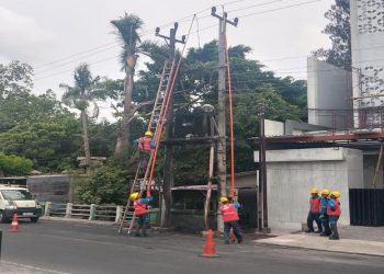 Petugas PLN memperbaiki gardu trafo listrik di Kelurahan Keprabon, Kecamatan Banjarsari, Kota Solo yang terbakar Minggu pagi (25/10/2026). Foto: Ist.