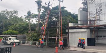 Petugas PLN memperbaiki gardu trafo listrik di Kelurahan Keprabon, Kecamatan Banjarsari, Kota Solo yang terbakar Minggu pagi (25/10/2026). Foto: Ist.