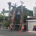 Petugas PLN memperbaiki gardu trafo listrik di Kelurahan Keprabon, Kecamatan Banjarsari, Kota Solo yang terbakar Minggu pagi (25/10/2026). Foto: Ist.