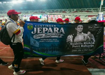 Duka cita atas meninggalnya atlet selam Kabupaten Jepara, Syabila Rizkia Putri Raharja warnai pembukaan Porprov Jawa Tengah XVII di Stadion Jatidiri, Kota Semarang, Minggu malam, 25 Oktober 2026. Foto: Ist.