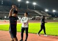 Dosen Penjas UMS, Azlan Khorur Rozikin, S.Pd., M.Or (tengah) saat melatih atlet. Foto: Ist.