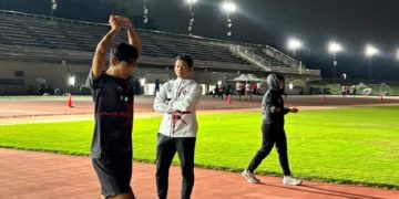Dosen Penjas UMS, Azlan Khorur Rozikin, S.Pd., M.Or (tengah) saat melatih atlet. Foto: Ist.