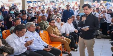 Wakil Presiden RI Gibran Rakabuming Raka didampingi Sekda Provinsi Jawa Tengah saat dialog dalam rangkaian kunjungan kerja di Kabupaten Cilacap, Senin 26 Oktober 2026. Foto: Ist.