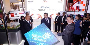 Chief Technology Officer Danantara Sigit Puji Santosa, Managing Director Strategic Technology Initiatives Danantara Irwan Rey, dan Direktur IT Digital Telkom Kharim I. G. Siregar meluncurkan pengembangan Sovereign Digital Technology TelkomGroup pada rangkaian Danantara Technology Innovation Investment Forum (DTIIF) 2026 di Jakarta, Senin (26/10/2026). Foto: Ist.